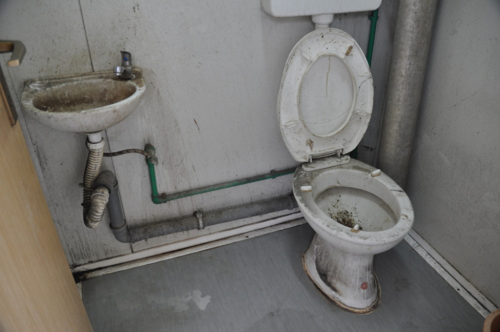 Prljav toalet WC šolja