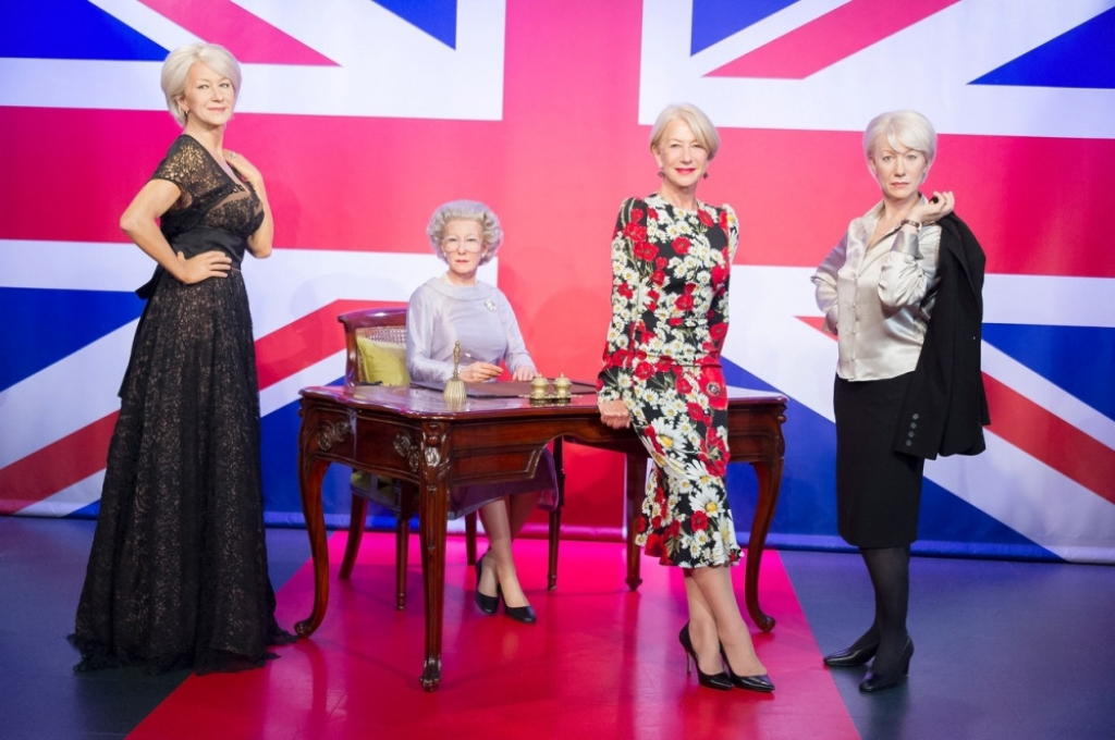 Helen Miren pozira sa voštanim figurama