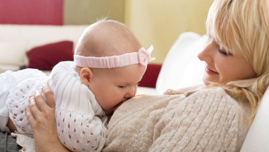 Dojenje bebe Majka doji bebu