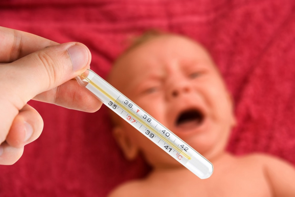 Bolesno dete Bolesna beba plače Povišena temperatura