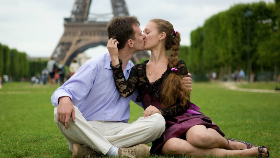 Zaljubljeni par Ljubav Ajfelova kula Poljubac Ljubljenje