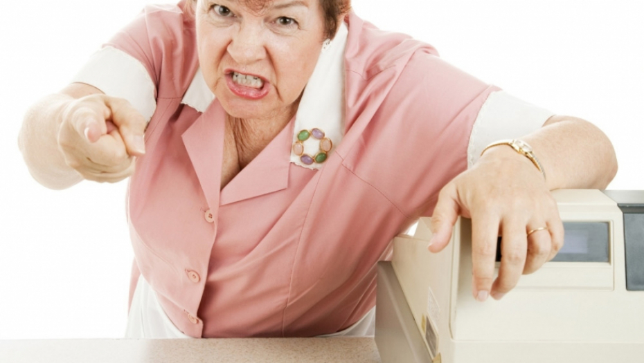 Besna ljuta kasirka prodavačica