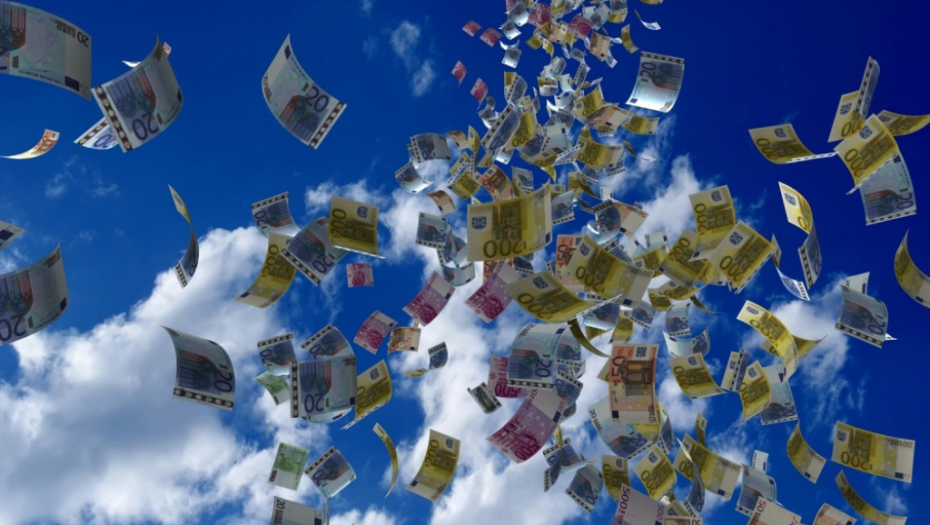 Evro Evri Leti lete Raspianje novcem evrima Pada Padaju s neba