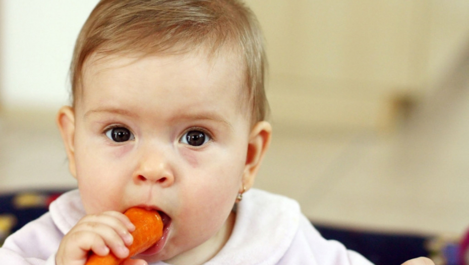 Beba jede šargarepu ruča