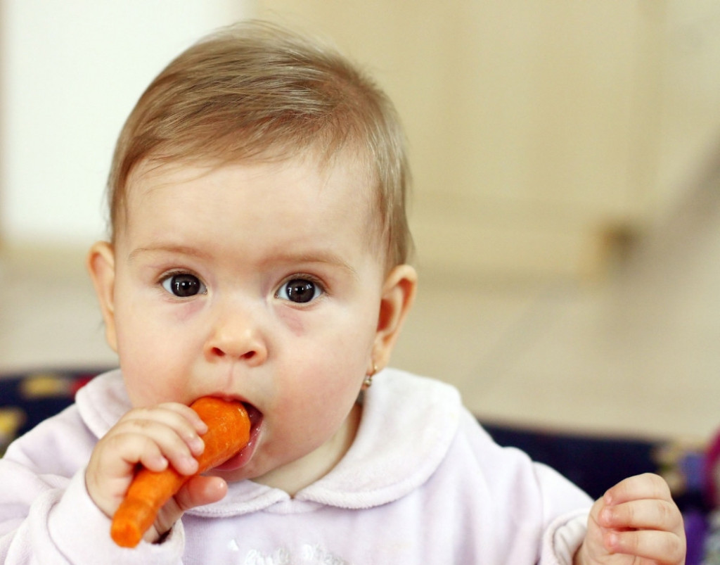 Beba jede šargarepu ruča
