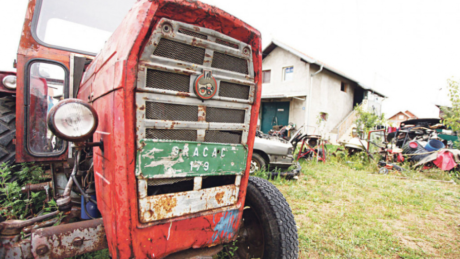 Traktor na kojem su pre 20 godina stigli u Srbiju