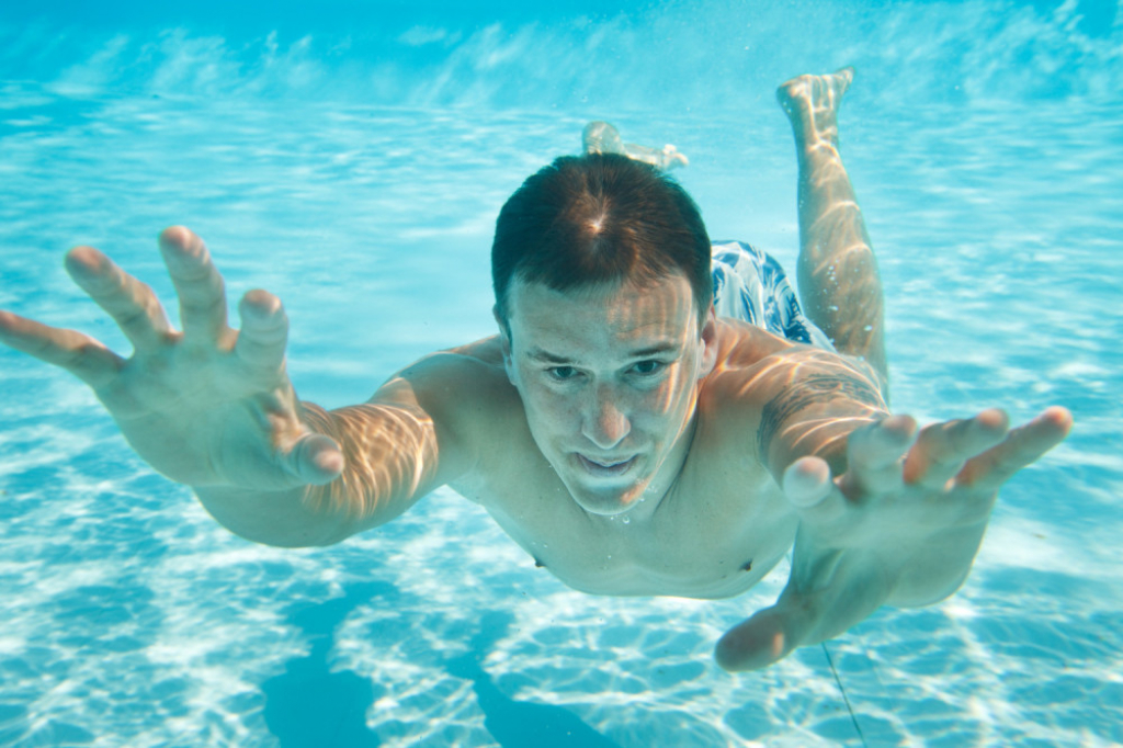 Momak Mladić Roni Ronjenje Davljenje Utapanje bazen u bazenu