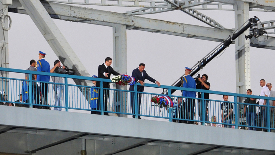 Aleksandar Vučić i Milorad Dodik spuštaju venac sa mosta 