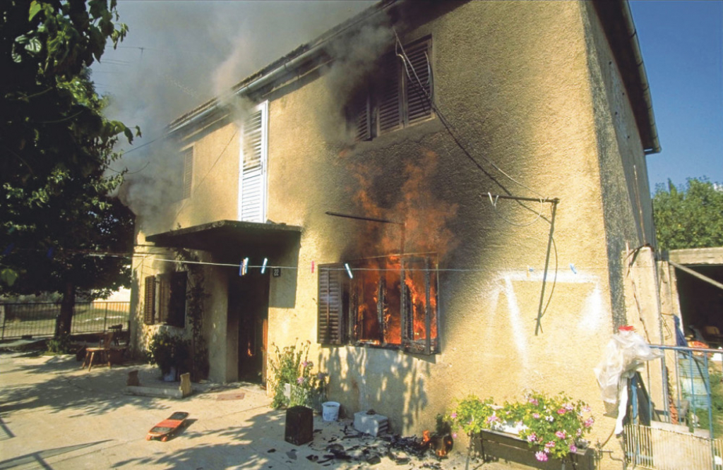 Do temelja zapaljene  srpske kuće