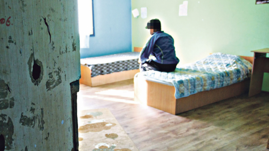 Štićenik doma  u jednoj od soba koju deli sa cimerima 