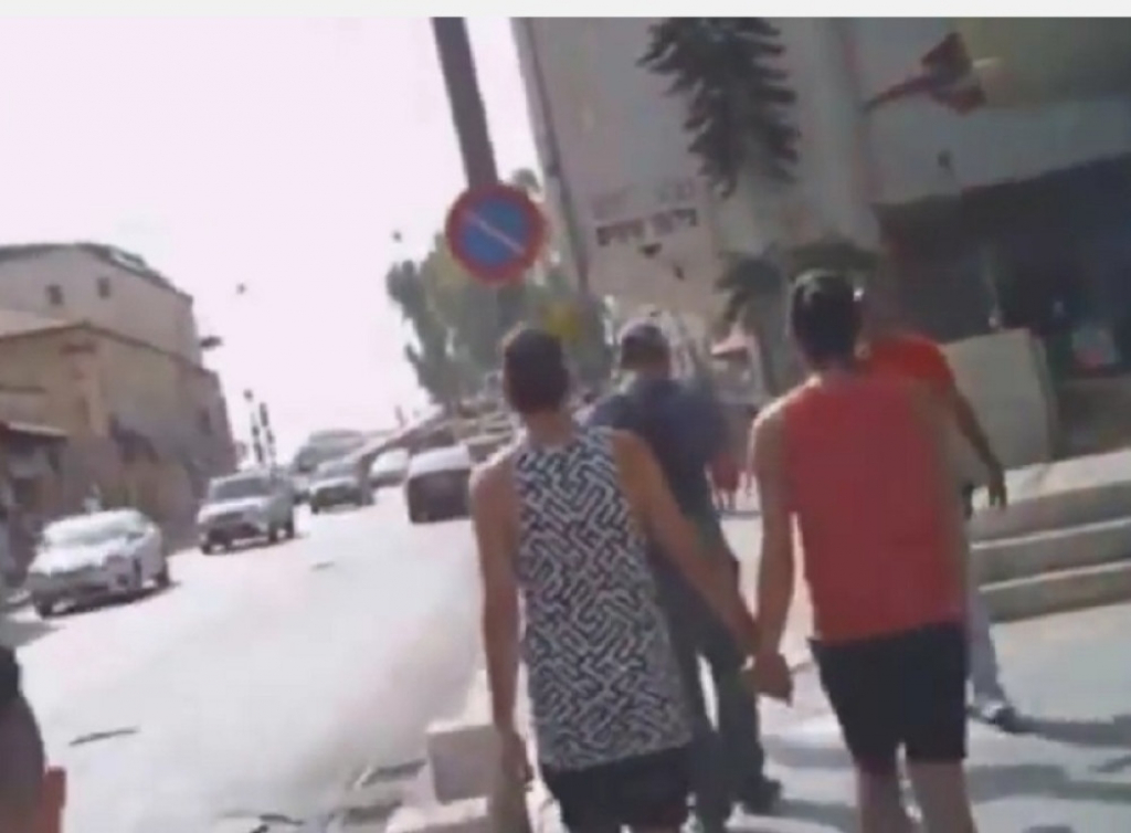 Gej par prošetao kroz Jerusalim držeći se za ruke