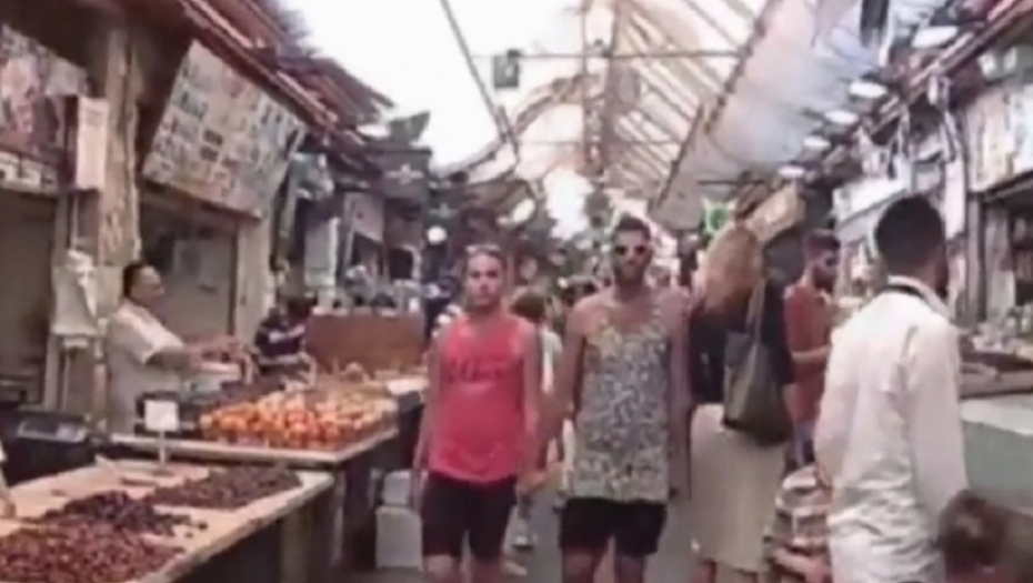 Gej par prošetao kroz Jerusalim držeći se za ruke