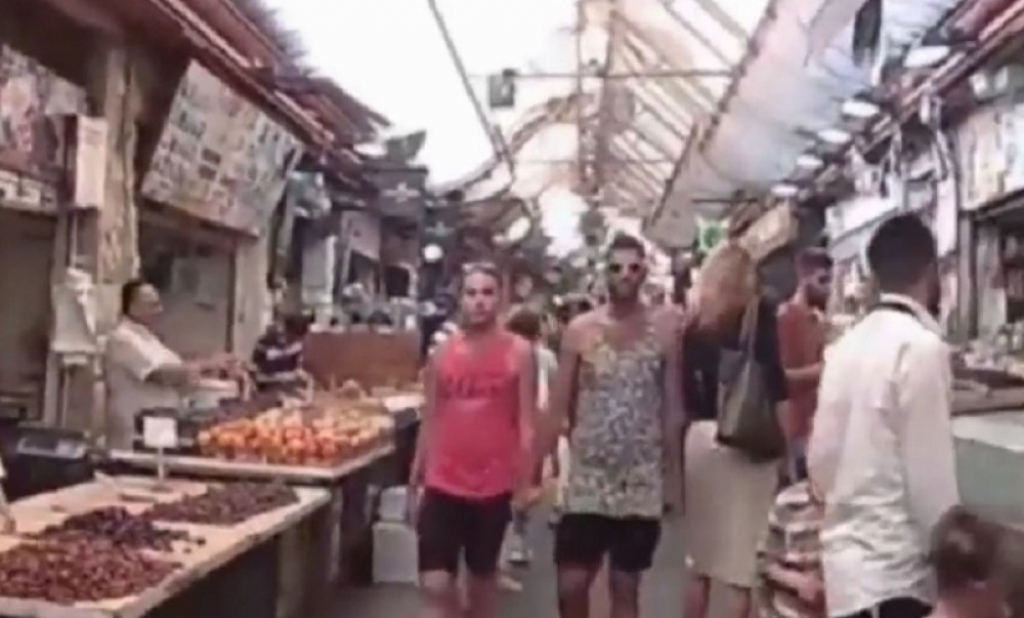 Gej par prošetao kroz Jerusalim držeći se za ruke