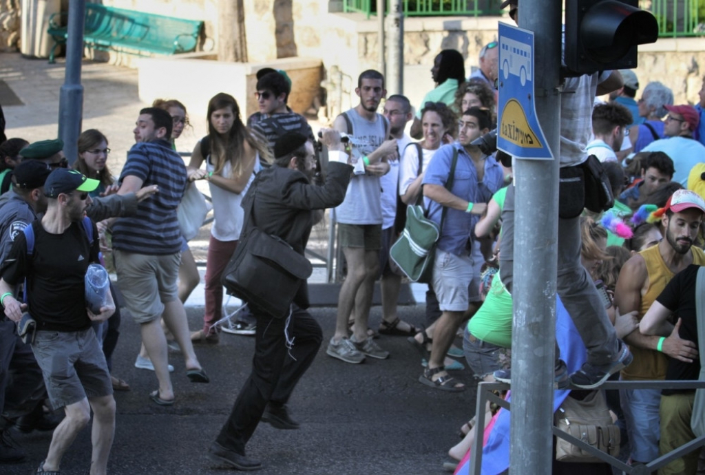 Trenutak kada Jisaj Šlisel napada gej aktiviste