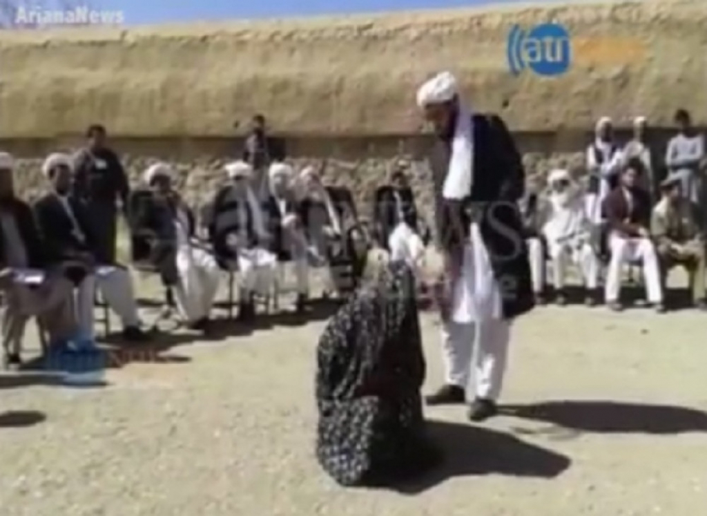 Žena izbatinana na sred ulice u Avganistanu zbog preljube