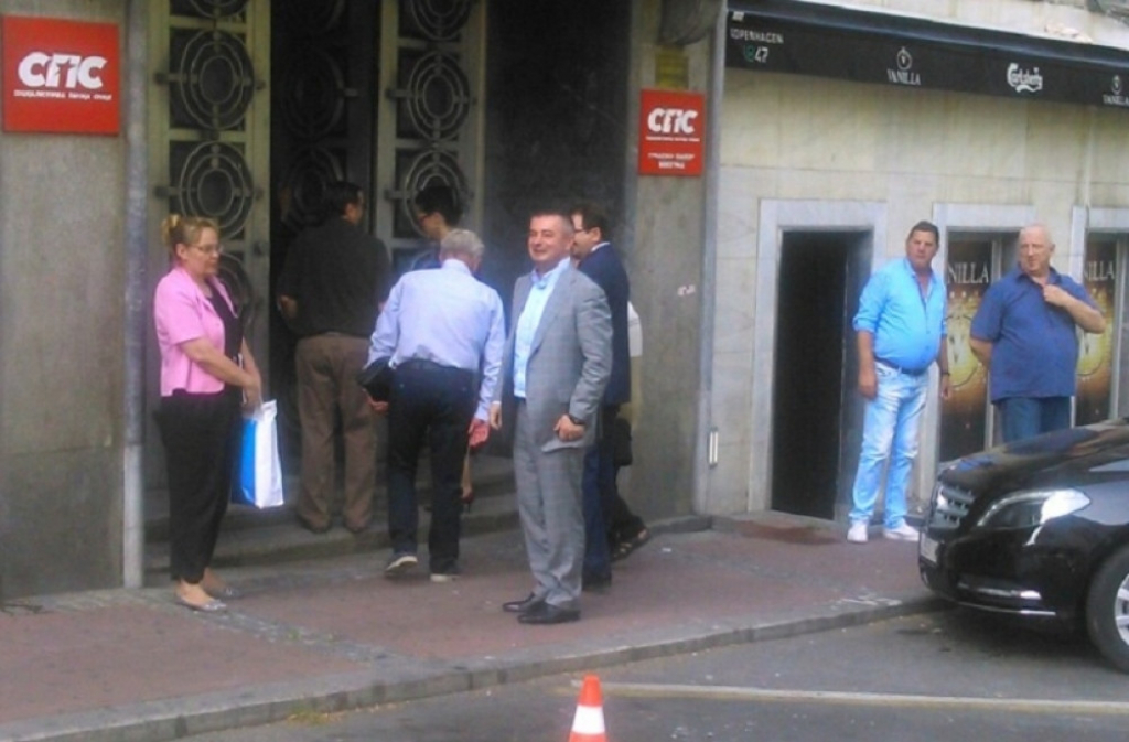 Bajatović ispred zgrade SPS-a