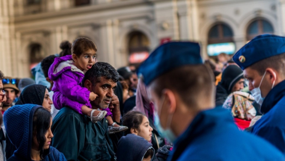 Mađarska: Izbeglice krenule pešice za Austriju