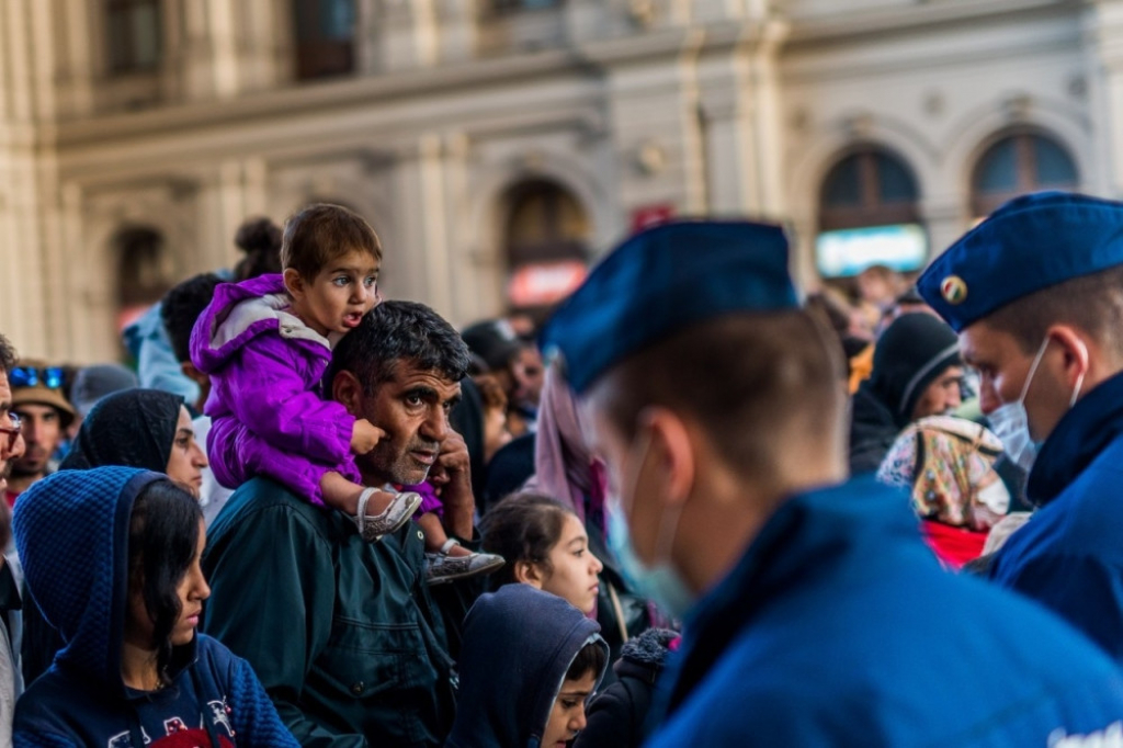 Mađarska: Izbeglice krenule pešice za Austriju