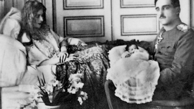 Kraljica i kralj  Aleksandar sa  prvorođenim  sinom Petrom