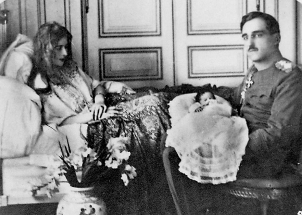 Kraljica i kralj  Aleksandar sa  prvorođenim  sinom Petrom