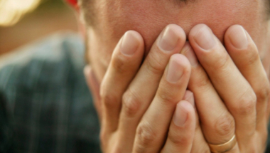 Muškarac tužan muškarac plakanje