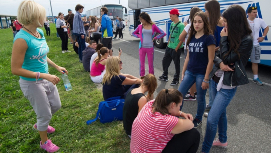Srpska deca čekaju na granici Hrvatska-Slovenija