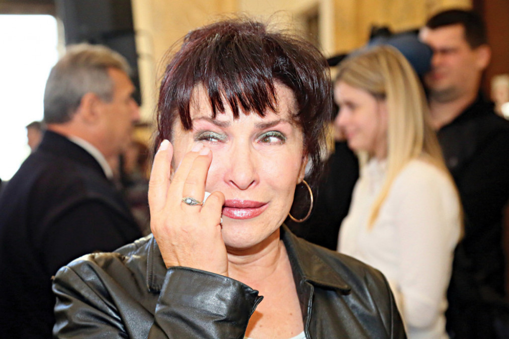Milena Plav&scaron;ić  u suzama