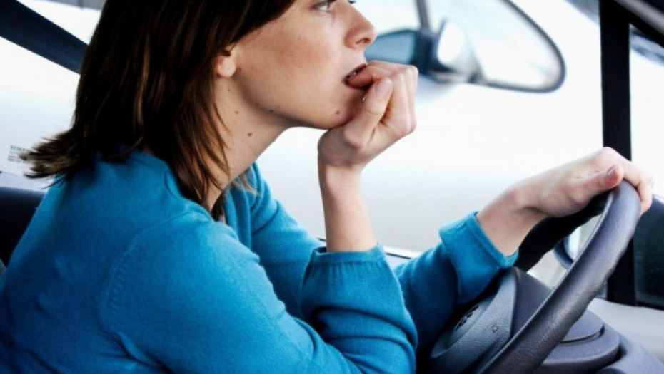 žena dosada vožnja vozi auto gricka nokte grickanje noktiju