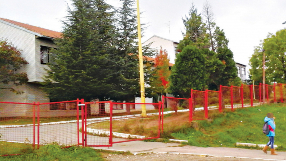 Manijak došao do ograde škole i deci pokazivao svoj polni organ