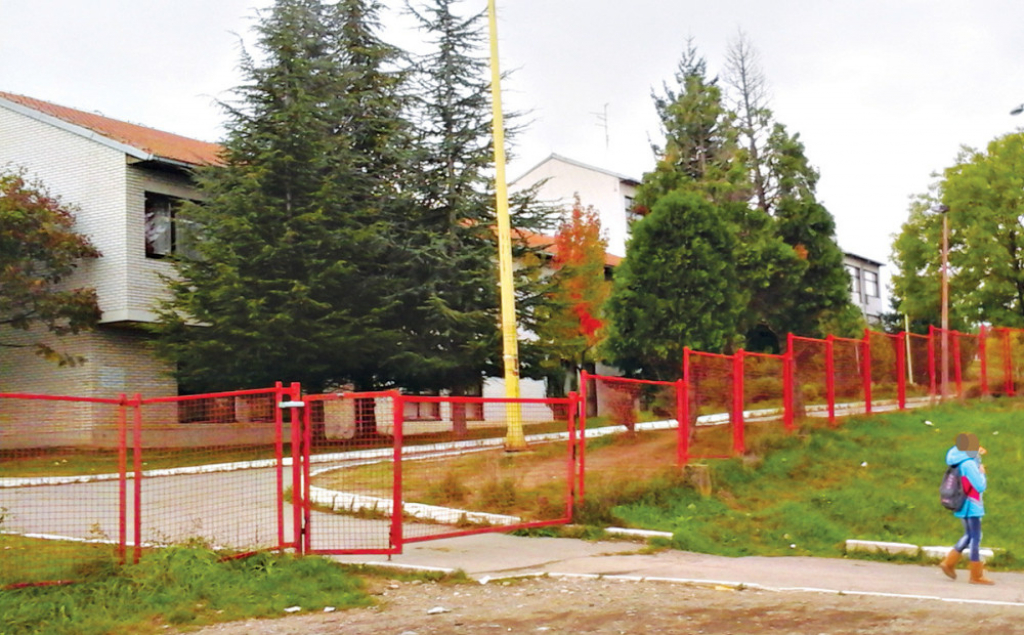 Manijak došao do ograde škole i deci pokazivao svoj polni organ