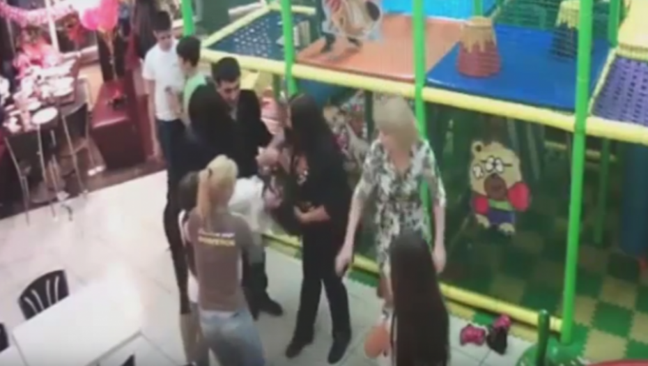 Tuča mama na rođendanu