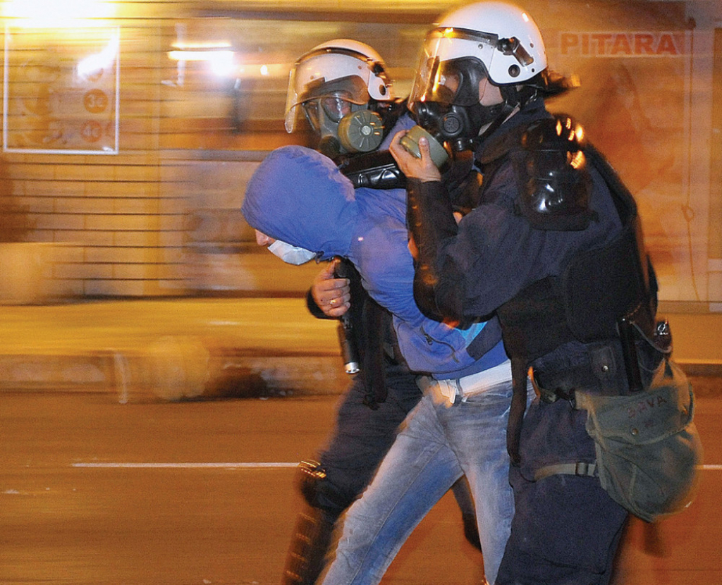 Ubačeni huligani napali policiju