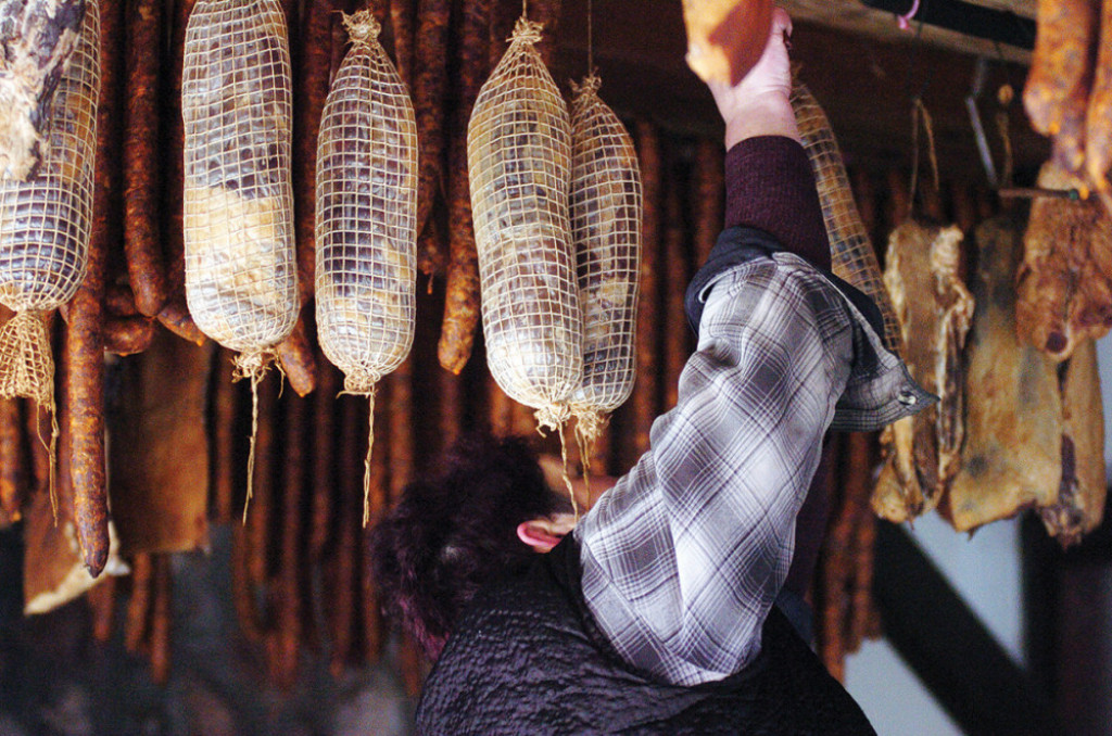 Samo slanina Srbiju spasava