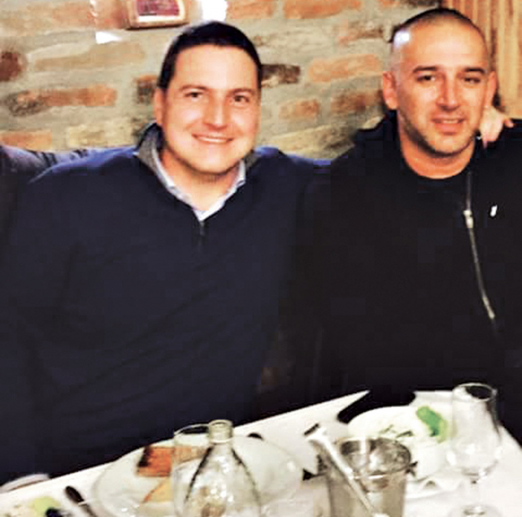 Osmesi sve  govore:  Pajtosi u  kafani