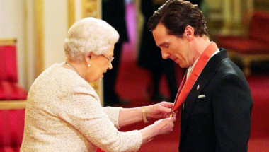 Kraljica Elizabeta uručuje priznanje Benediktu Kamberbaču