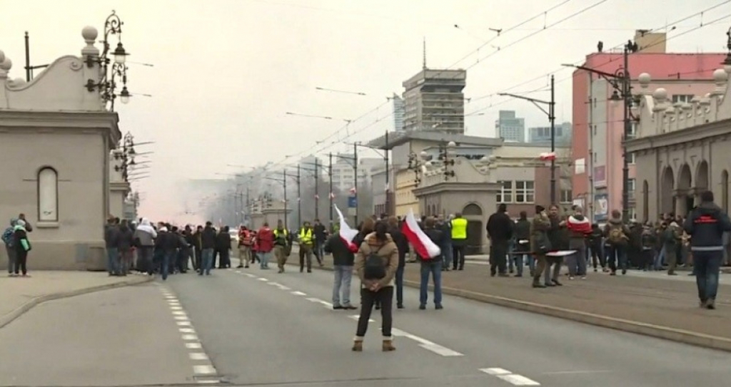 Nacisti šetaju kroz Varšavu