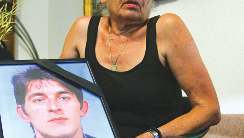 Smilja Panić sa slikom  ubijenog sina 