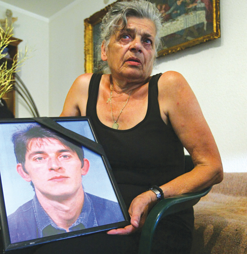 Smilja Panić sa slikom  ubijenog sina 