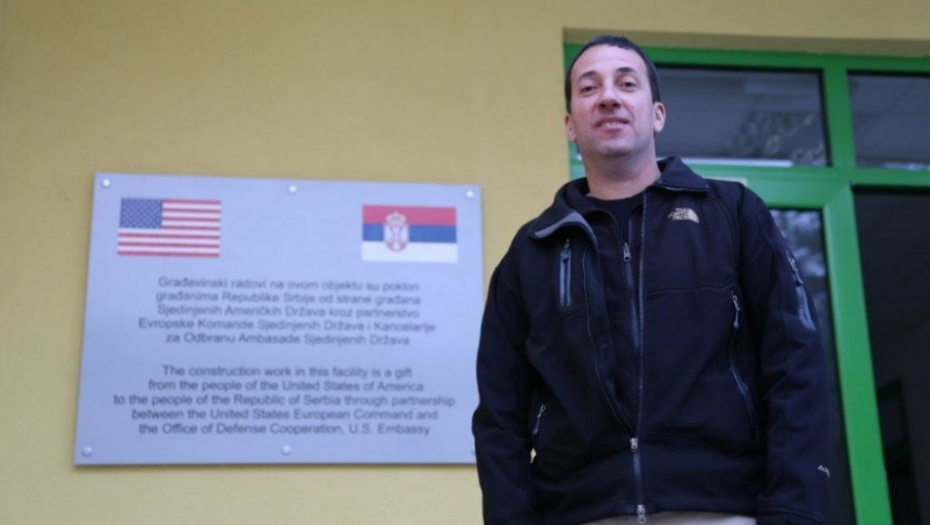 Džon Kapelo ispred škole u Pranjanima