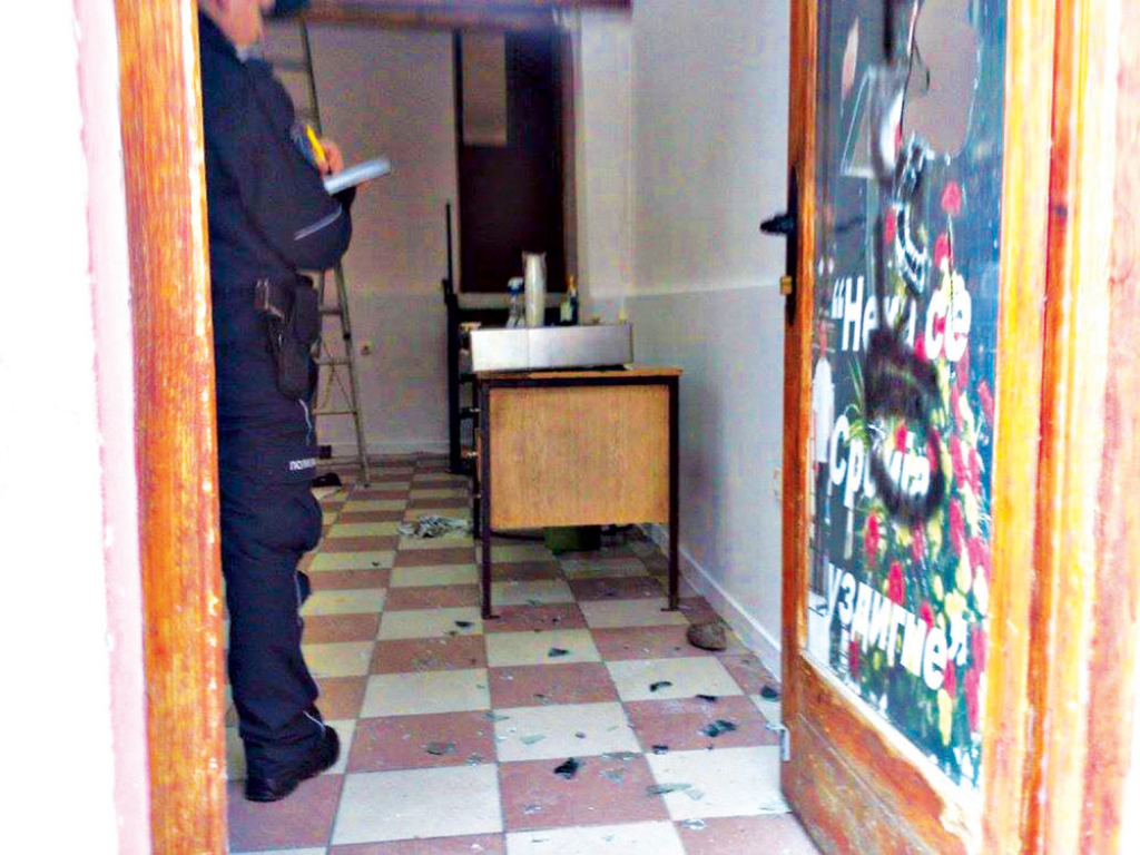 Izlog polupan kamenicama