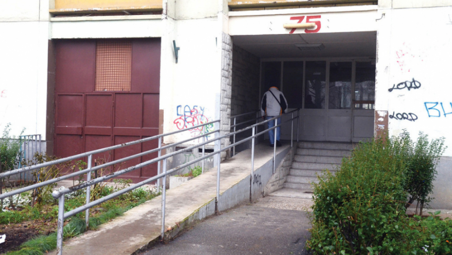 Sin zatvorio majku i baku u stanu i otišao od kuće