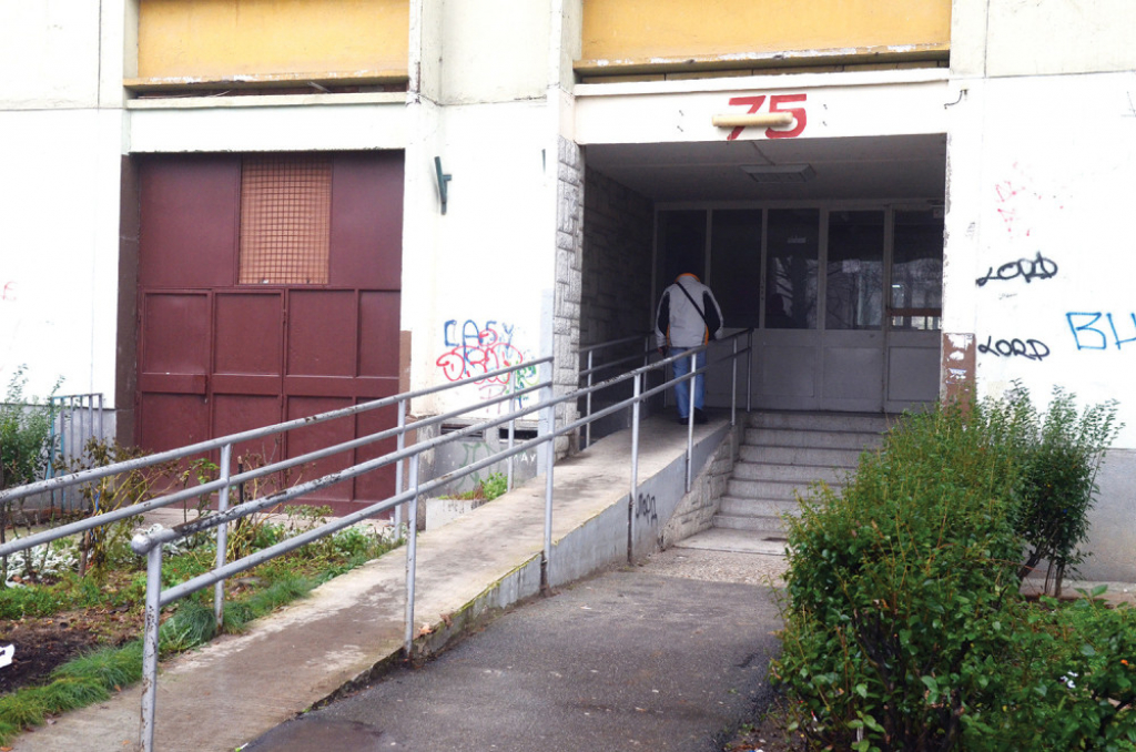 Sin zatvorio majku i baku u stanu i otišao od kuće