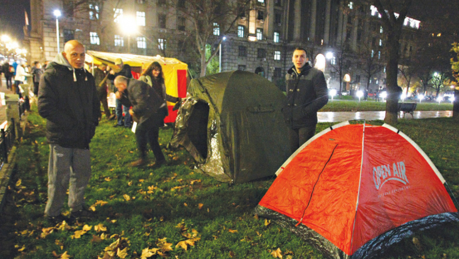 Očajni: Medenica i ostali neuspešno protestovali ispred Vlade