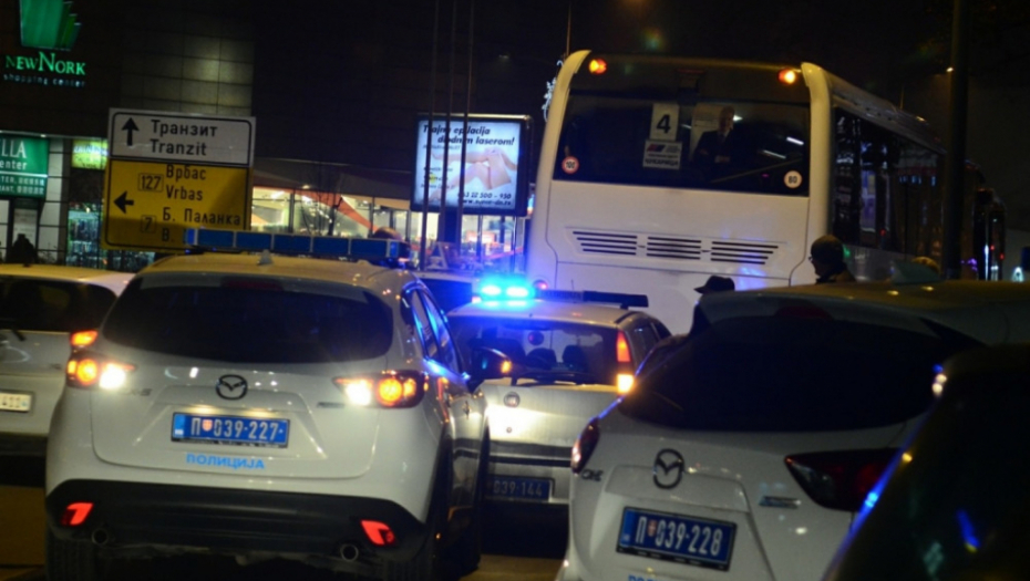 Sudar autobusa s pristalicama SNS i policijskog automobila