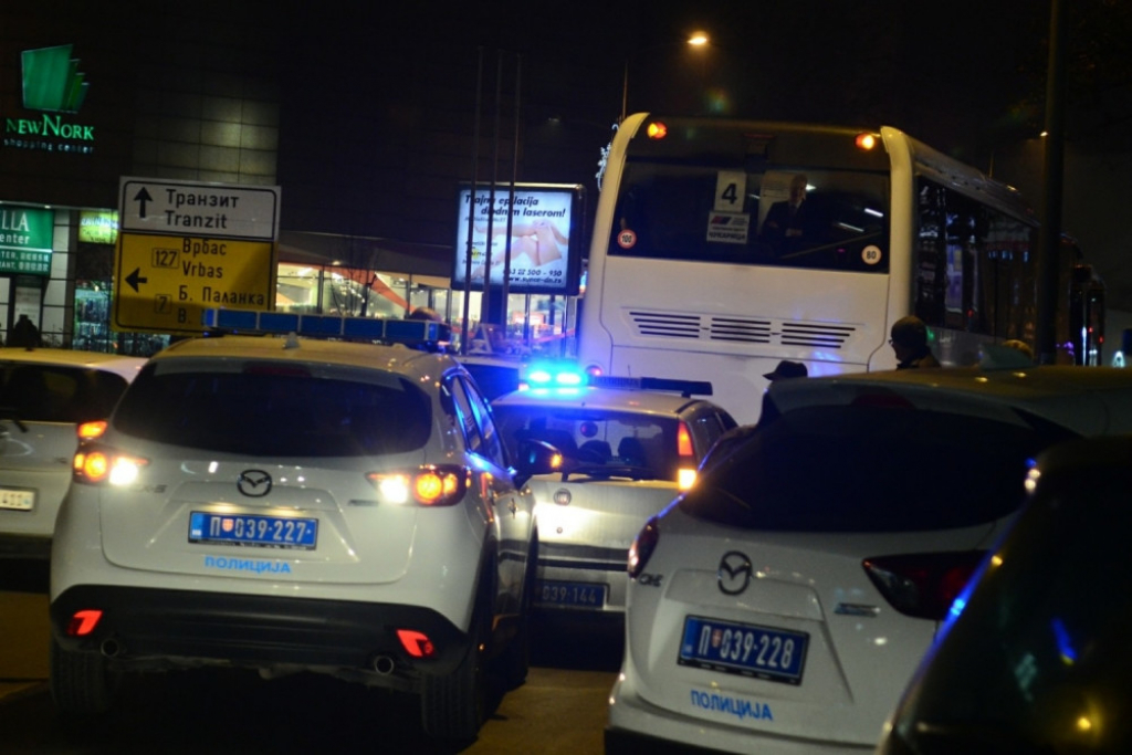 Sudar autobusa s pristalicama SNS i policijskog automobila