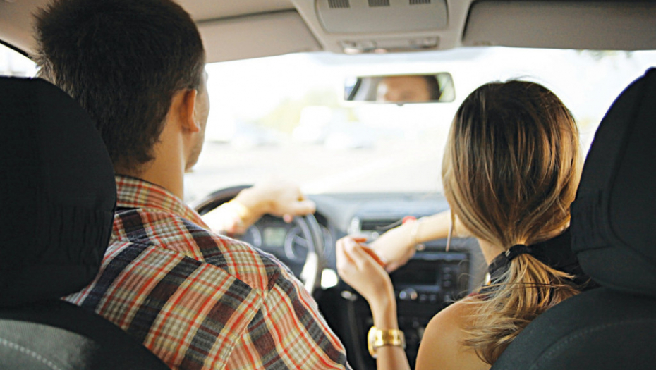 Muž i žena posvađali su se u vozilu