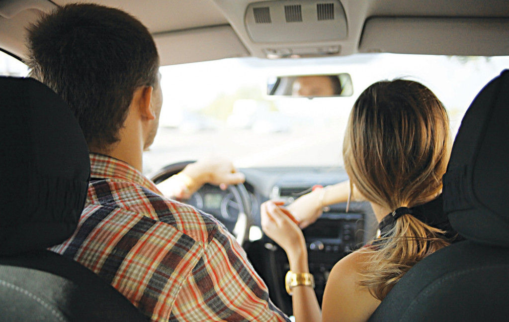 Muž i žena posvađali su se u vozilu