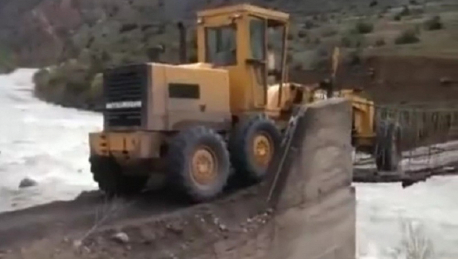 Proterao građevinsku mašinu preko mosta