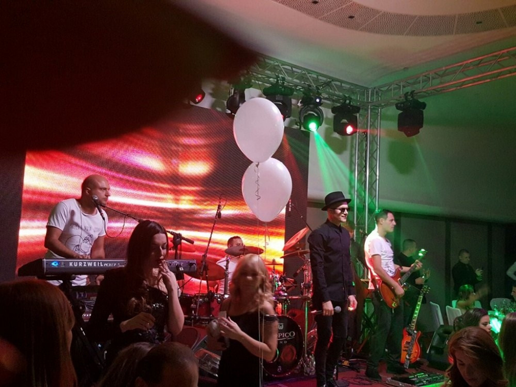 Tropiko bend u Kraun plazi