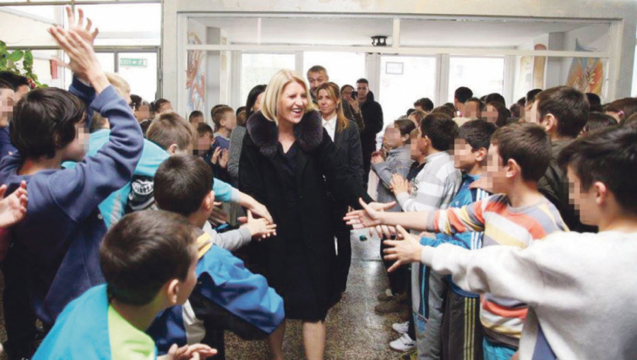Dragica Nikolić sa osnovcima